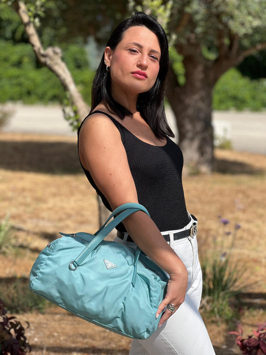 Borsa Prada in nylon color acqua marina rifinita in pelle e parti metalliche argentate, indossata