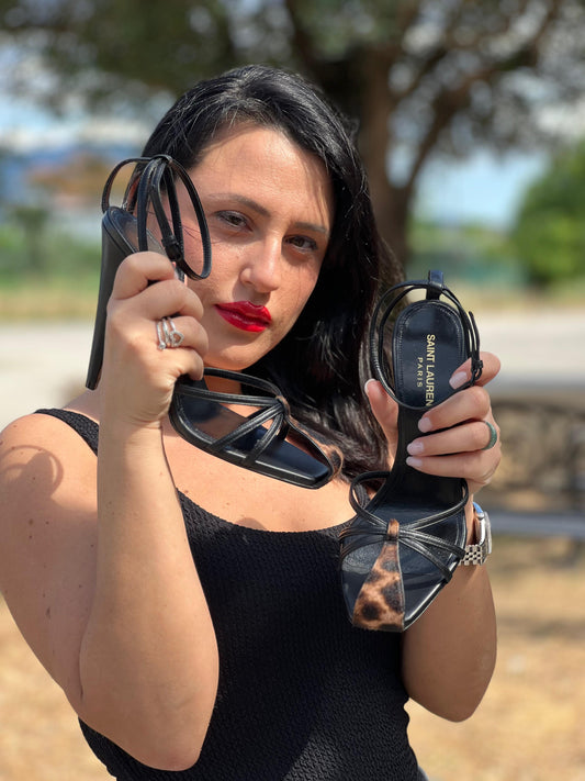 Sandali con tacco Saint Laurent in pelle nera rifinita con punta animalier, muniti di cinturino regolabile alla caviglia