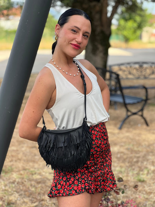 Borsa J&M Davidson in pelle nera impreziosita da frange su tutta la superficie e inserti metallici argentati. Indossabile a spalla e a tracolla