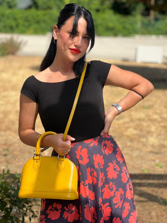 indossata Borsa Alma BB Louis Vuitton in pelle epi gialla, rifinita con parti metalliche argentate e dotata di doppi manici stondati e una tracolla amovibile