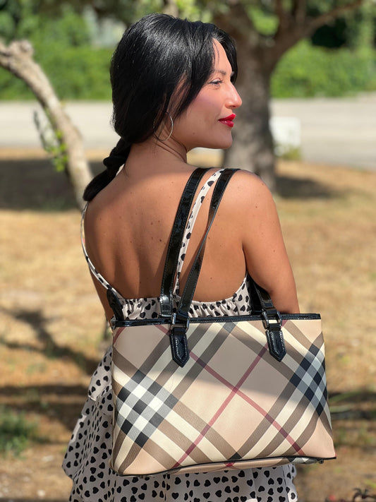 Shopper Burberry in canvas trama tartan rifinita con parti in pelle vernis nera e inserti metallici effetto renio; indossabile a spalla, indossata