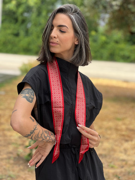 Bandeau Givenchy in 100% seta rossa con stampa loghi, indossato