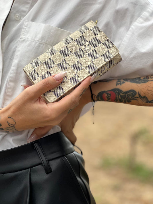 Portafoglio Louis Vuitton in canvas Damier Azur con chiusura principale bottoncino, rifinito con parti metalliche dorate
