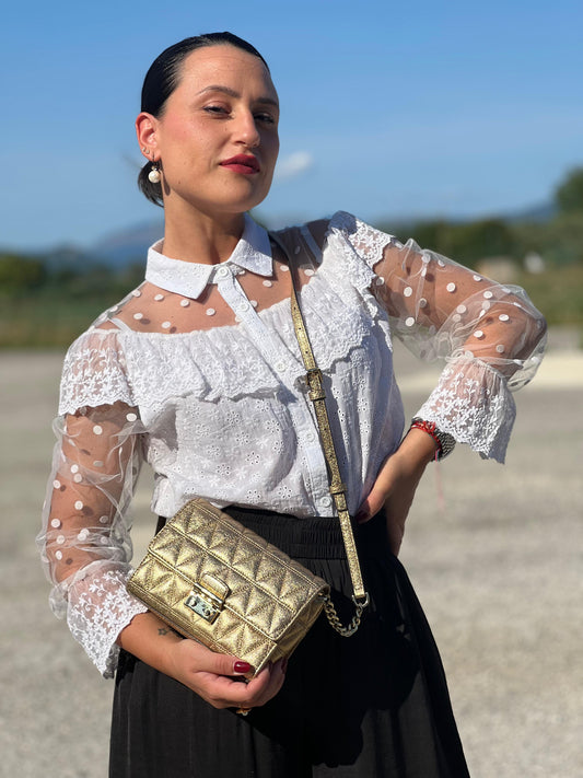 indossata Borsa Michael Kors pelle dorata rifinita con inserti metallici tono su tono, munita di una tracolla regolabile