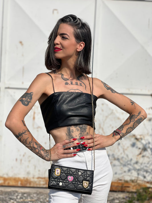 Wallet on Chain Dior in pelle cannage nera con Patch multicolore, parti metalliche dorate; da portare a mano oppure a tracolla. originale, usata, di lusso, in ottime condizioni