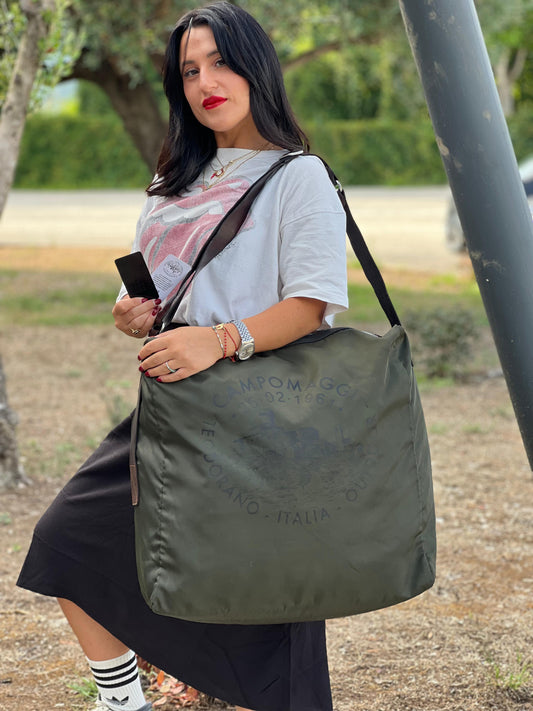 indossata Shopper Campomaggi in nylon verde militare con parti metalliche argentate e finiture in pelle marroni. Completa di dustbag