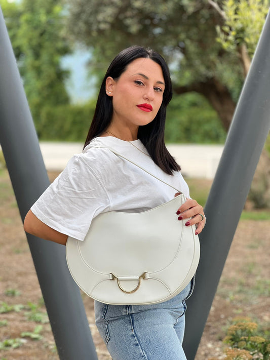 Ragazza chi indossa Borsa Borbonese in pelle bianca con parti metalliche dorate; munita di un manico singolo regolabile, indossabile a spalla