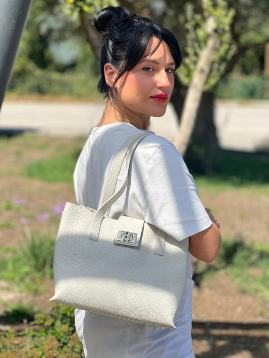 indossata Borsa Furla in pelle martellata color bianco latte con parti metalliche oro chiaro; munita di doppi manici, indossabile a spalla