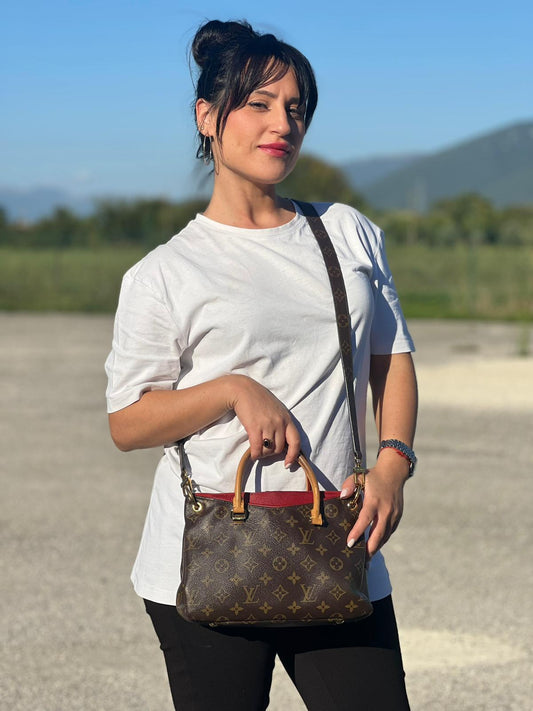 indossata Borsa Louis Vuitton in canvas marrone monogram con finiture in vacchetta naturale e parti metalliche dorate; munita di doppi manici e una tracolla amovibile e regolabile. Completa di dustbag.