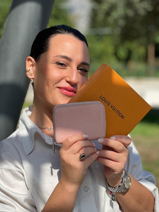 Portafoglio Louis Vuitton Epi rosa con parti metalliche argentate. Completo di scatola logata, di lusso, originale, ottime condizioni.