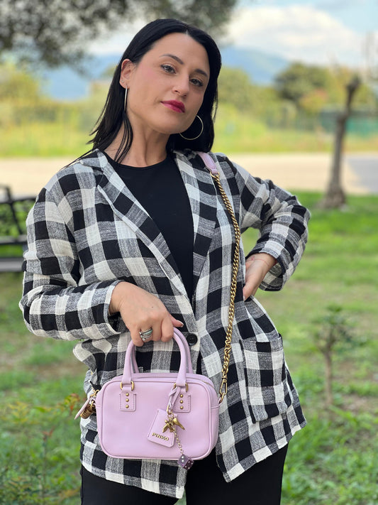 indossata Borsa Pinko in pelle rosa con parti metalliche dorate; munita di doppi manici stondati e una tracolla in catena con spallaccio in pelle. Completa di dustbag, di lusso, originale, ottime condizioni