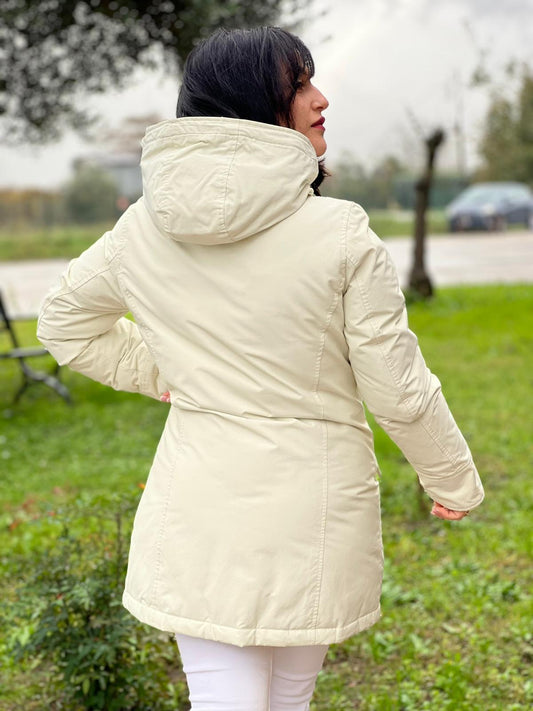 Ragazza che indossa un Giubbino Woolrich bianco gesso in misto 60% cotone e 40% poliammide con doppia chiusura con cerniera e bottoni.Originale, usato, di lusso, in ottime condizioni.