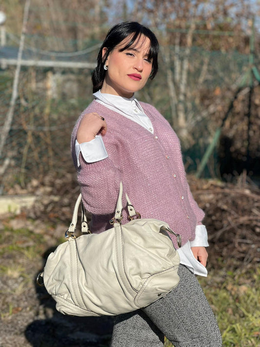 Ragazza che indossa un Bauletto Gucci in pelle bianco avorio parti metalliche dorate, munita di due manici stondati. Indossabile a mano. Originale, usato, di lusso, in ottime condizioni.