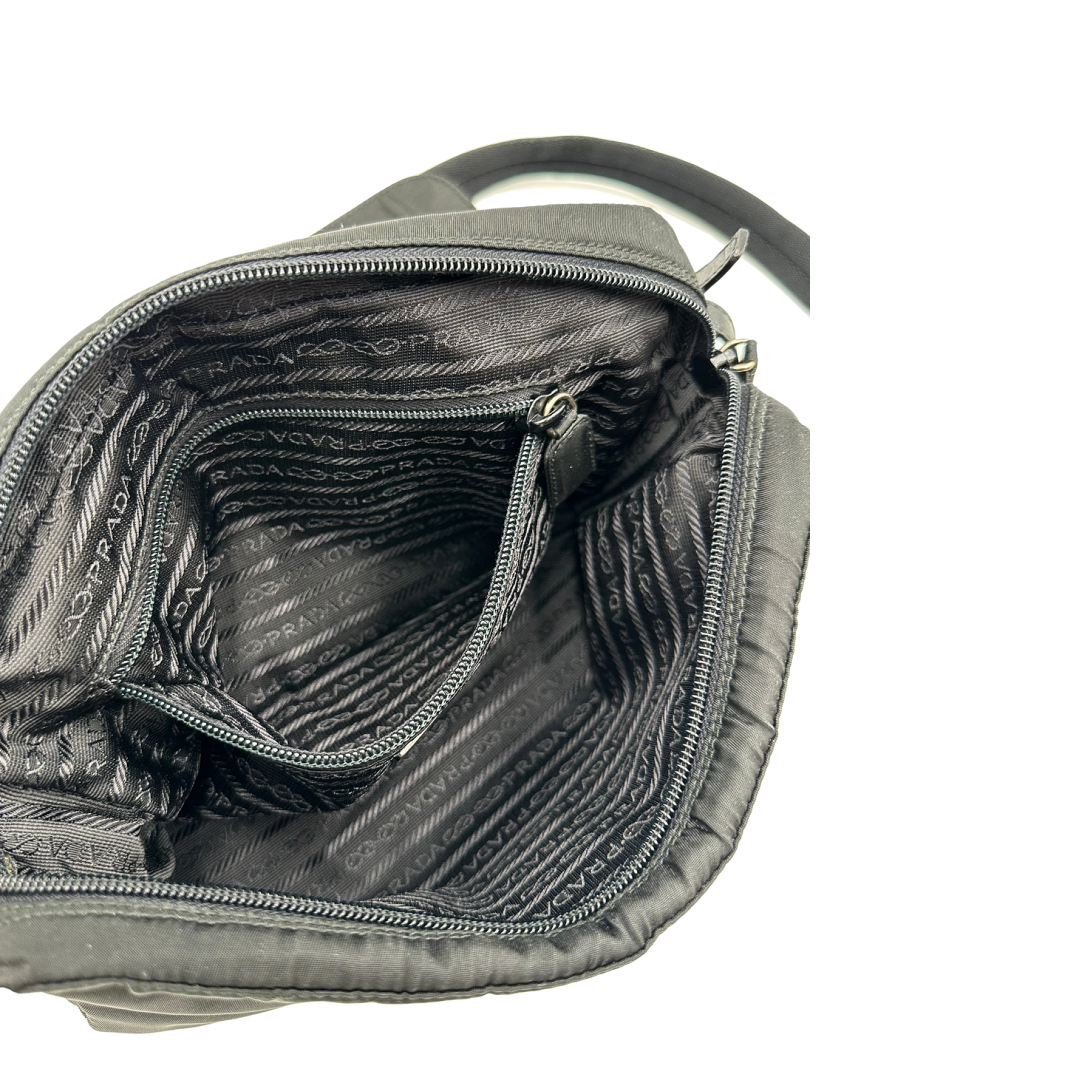 Borsa Prada in tessuto nylon nero