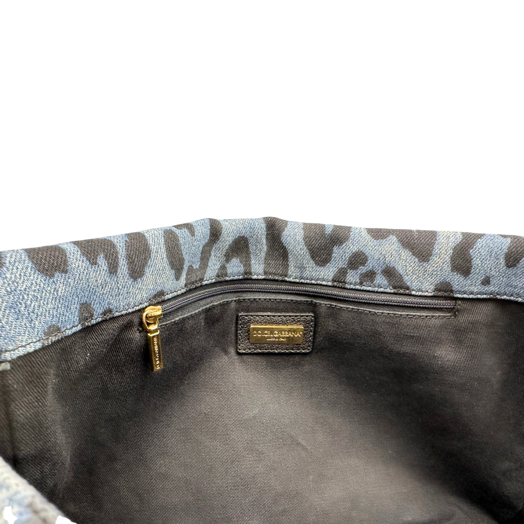 Interno Borsa Dolce & Gabbana in denim trama animalier rifinita con parti metalliche dorate e profili in pelle blu notte; munita di una tracolla in catena. Originale, usato, condizioni ottime.