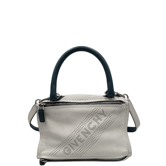 Borsa Givenchy in pelle bianca e finiture blu, impreziosita con logo traforato sul front e munita di un manico stondato e una tracolla amovibile, front