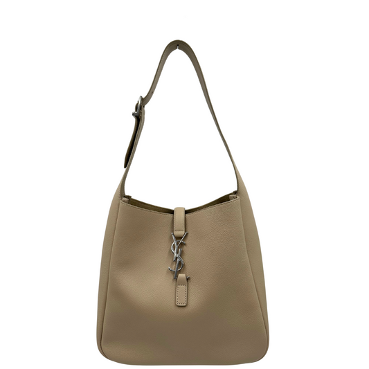 Borsa Saint Laurent LE 5 À 7 Piccola in pelle martellata beige dotata di manico regolabile con fibbia e rifinita con parti metalliche argentate e iconico logo Cassandre sulla chiusura. Completa di corredo. Originale, usato, in condizioni eccellenti.