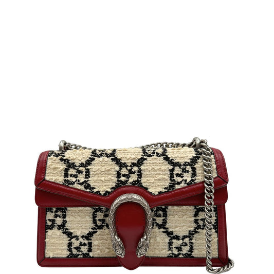 Borsa Gucci Dionysus in tweed bianco con trama maxi GG nera e finiture in pelle bordeaux. Presenta una tracolla scorrevole in catena e l'iconica chiusura a testa di tigre. Completa di dustbag. Originale, di lusso, usato, condizioni ottime.