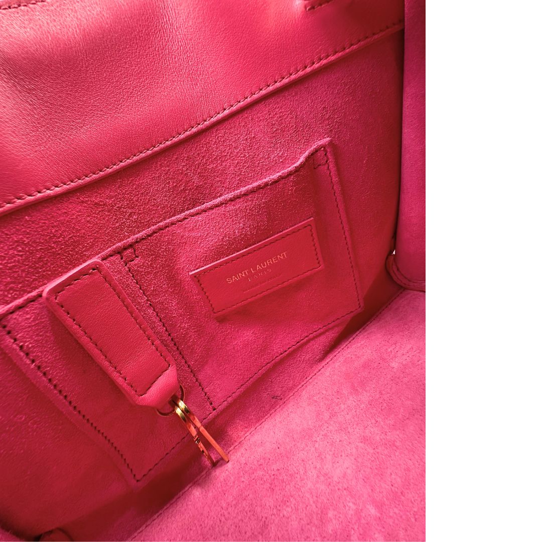 Sac De Jour nano Saint Laurent in pelle rosa babrie con doppi manici stondati e tracolla regolabile, e amovibile. Parti metalliche dorate. Originale, usato, condizioni ottime.