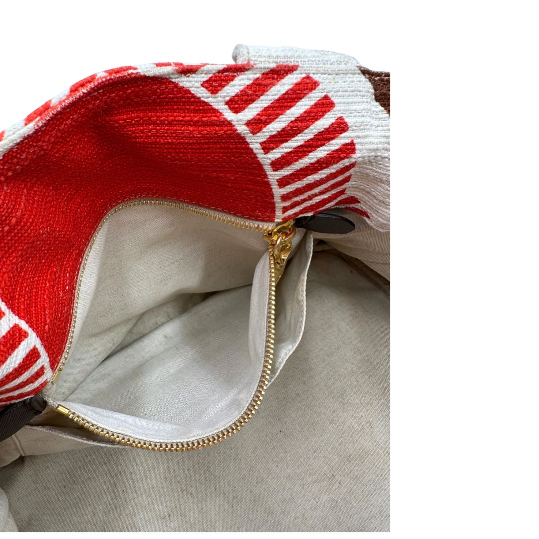 Interno di una borsa Prada in tessuto trama multicolore, con inserti metallici dorati; dotata di doppi manici e una tracolla amovibile e regolabile. Indossabile a mano o a tracolla. Completa di card d'autenticità.