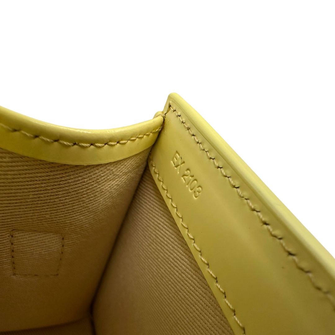Borsa Jacquemus in pelle glacé color giallo burro con parti metalliche dorate, munita di una tracolla regolabile e amovibile e un manico singolo