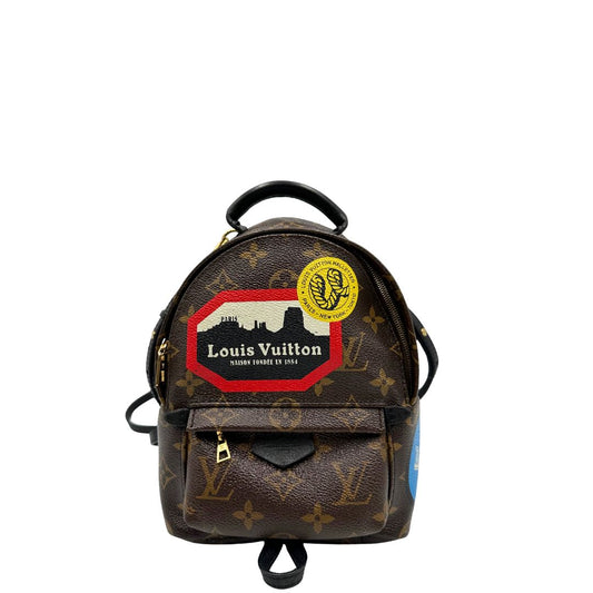 Front Zaino Louis Vuitton Palm Springs in canvas monogram con finiture in pelle nera e parti metalliche dorate. Munito di manico singolo e bretelle regolabili, e amovibili.