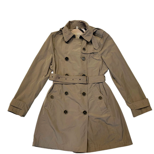 Trench Burberry in 100% Poliestere Tortora con parte metalliche dorate e chiusura a doppio petto e cintura in vita.
