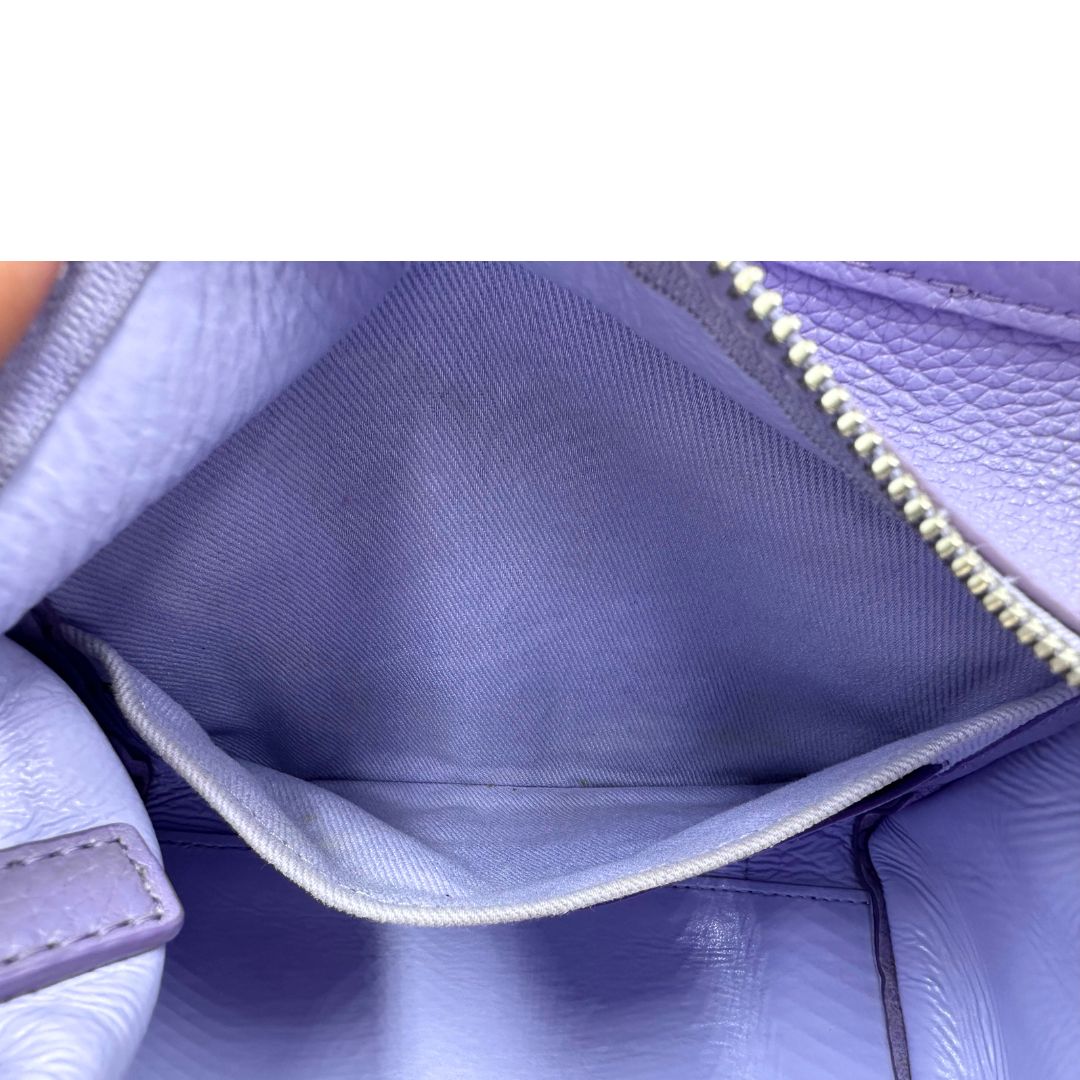 interno The Tote Bag Marc Jacobs in pelle lilla con parti metalliche argentate; munita di doppi manici e una tracolla amovibile e regolabile. Completa di dustbag, di lusso, originale, ottime condizioni.