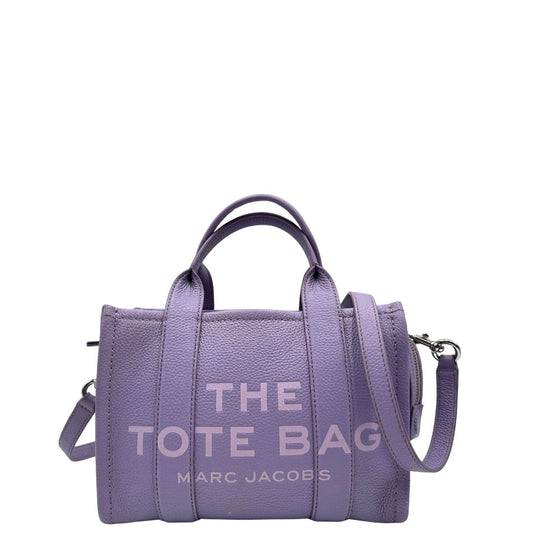 front The Tote Bag Marc Jacobs in pelle lilla con parti metalliche argentate; munita di doppi manici e una tracolla amovibile e regolabile. Completa di dustbag, di lusso, originale, ottime condizioni.