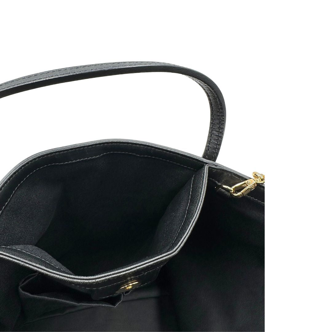 interno Borsa Dolce & Gabbana in tessuto arancione con iconica grafica ispirata alla Sicilia, finiture in pelle nere e parti metalliche dorate; munita di doppi manici e una pochette estraibile. Completa di dustbag, originale, di lusso, ottime condizioni.