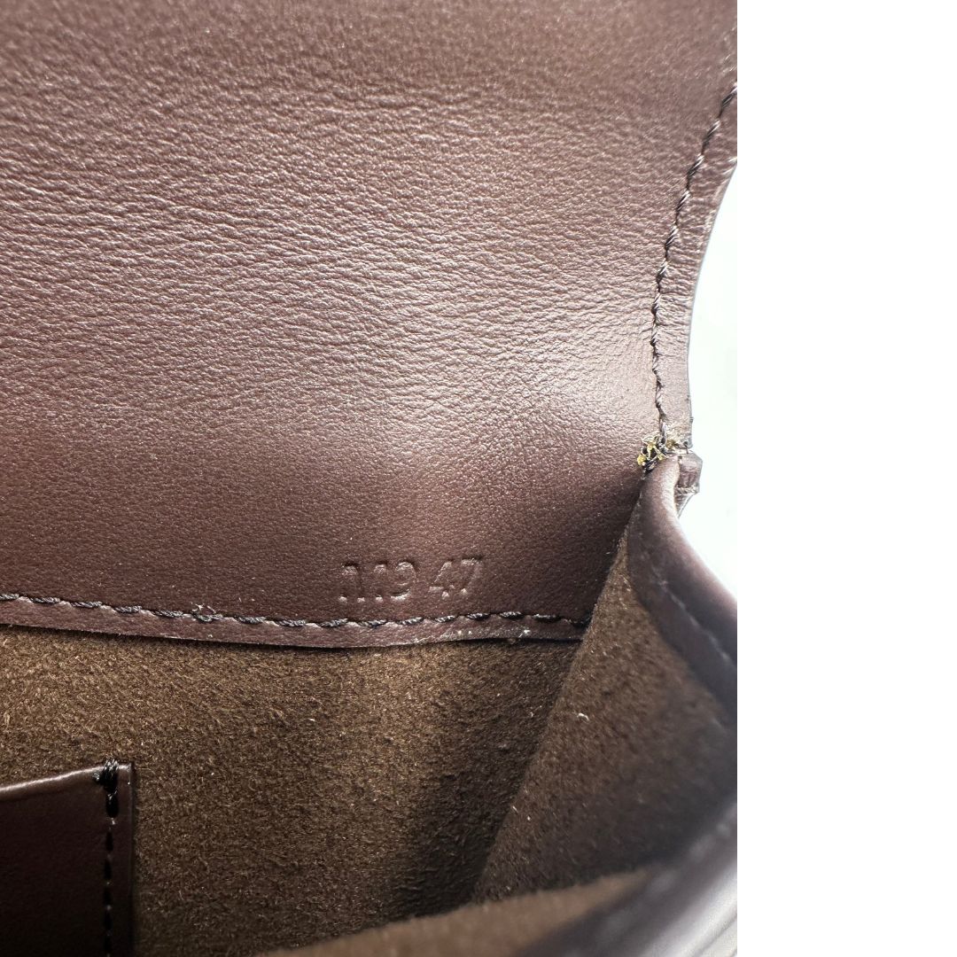 interno Borsa Tod's in pelle color testa di moro con parti metalliche dorate; munita di una tracolla in catena con spallaccio in pelle. Completa di dustbag, di lusso, originale, ottime condizioni.