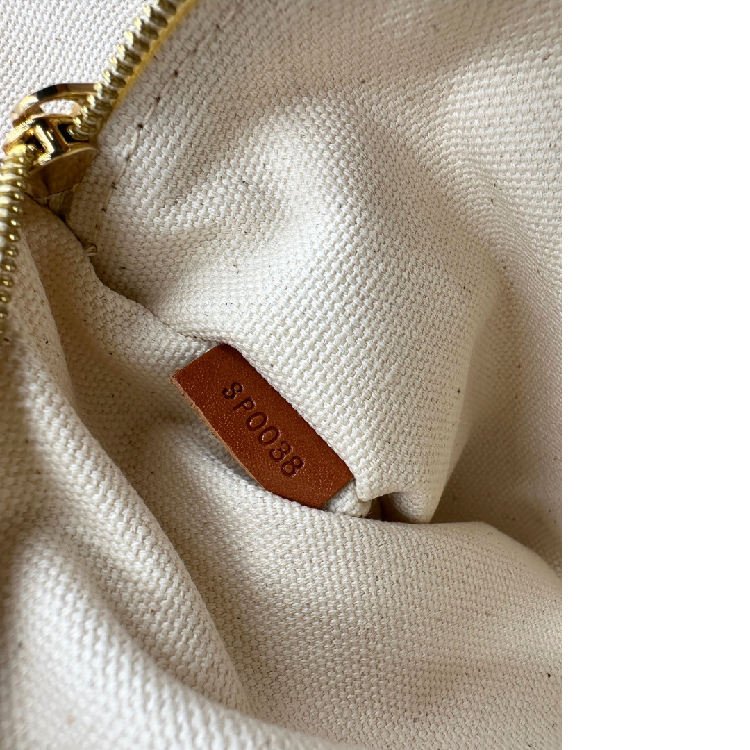 Borsa Louis Vuitton Tisse Rayures in tela monogram arricchita da finiture in pelle color cognac e crema con dettagli metalliche dorate; munita di due manici in pelle. Completa di scatola e dustbag. Originale, usata, di lusso, in ottime condizioni