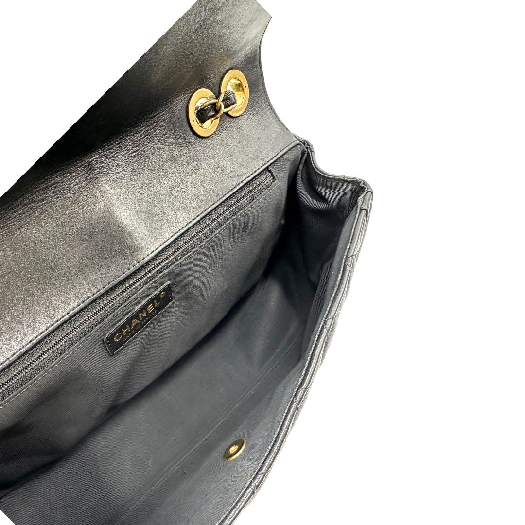 Interno Borsa Chanel in pelle nera matelassè con parti metalliche dorate; munita di una tracolla in catena e pelle intrecciata scorrevole. Originale, usata, di lusso, in ottime condizioni