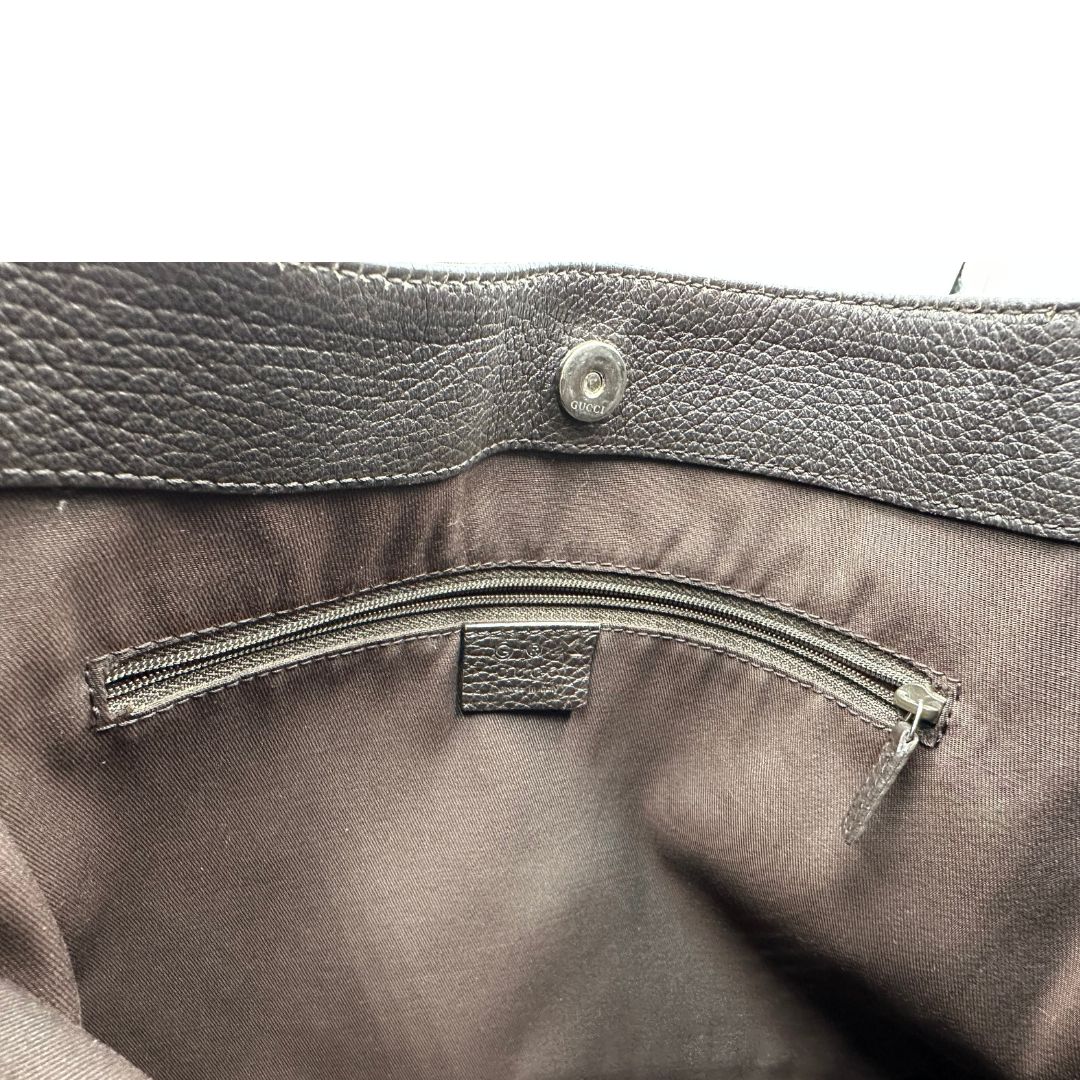 Interno di una borsa Gucci in tessuto marrone GG con finiture in pelle tono su tono e parti metalliche argentate; munita di un manico singolo, indossabile a spalla.