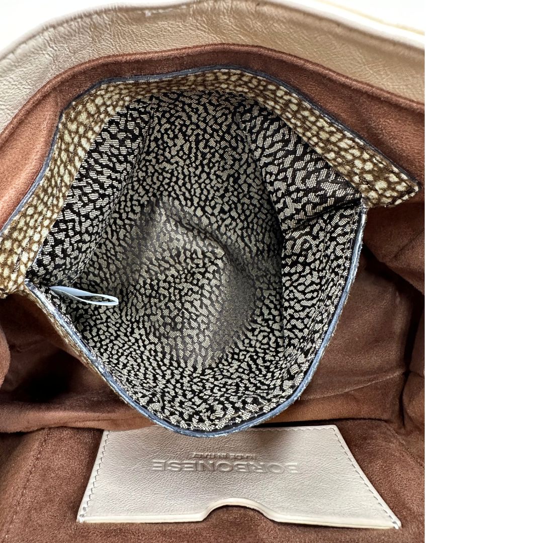 Tasca Borsa Borbonese in pelle biege con parti metalliche dorate; munita di un manico singolo. Completa di dustbag. Originale, usata, di lusso, in ottime condizioni