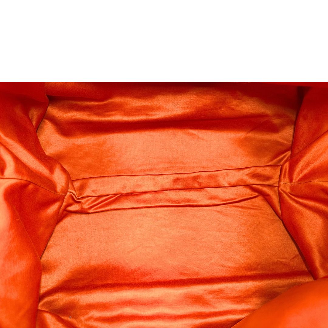 Interno di una Borsa Miu Miu realizzata in nappa matelassé arancione con parti metalliche dorate; munita di due manici stondati e una tracolla regolabile amovibile. Originale, usata, di lusso, in ottime condizioni