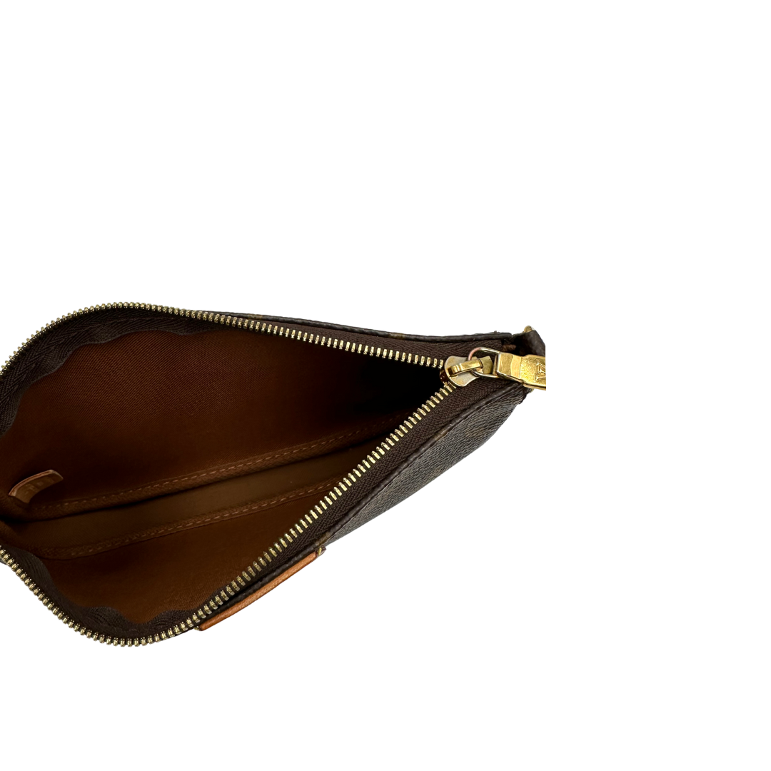 Interno del'Iconica Multi Pochette Accessoires Louis Vuitton in canvas marrone monogram con dettagli in vacchetta naturale, manico in catena dorata e tracolla in tessuto Jacquard verde kaki. Dotata del classico mini portamonete rotondo, rimovibile. Originale, usata, di lusso, in ottime condizioni