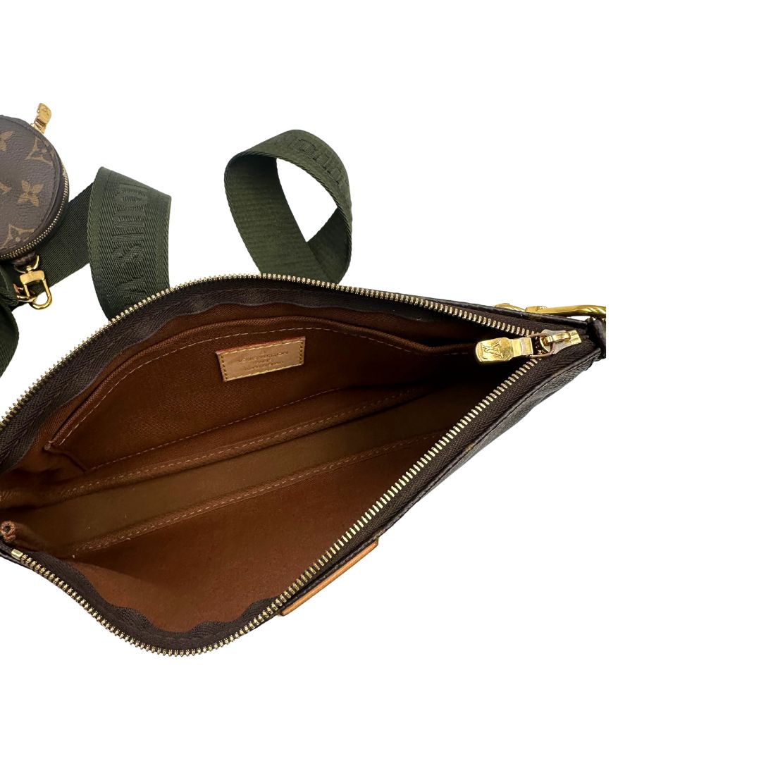 Interno del'Iconica Multi Pochette Accessoires Louis Vuitton in canvas marrone monogram con dettagli in vacchetta naturale, manico in catena dorata e tracolla in tessuto Jacquard verde kaki. Dotata del classico mini portamonete rotondo, rimovibile. Originale, usata, di lusso, in ottime condizioni