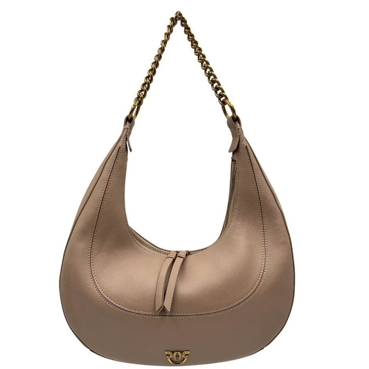 Front di una Borsa Pinko in pelle rosa nude con parti metalliche in oro anticato, munita di un manico in catena amovibile. Originale, usata, di lusso, in ottime condizioni