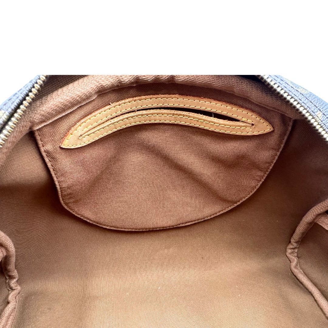 Interno di una Borsa Montorgueil Louis Vuitton in canvas marrone monogram con finiture in vacchetta naturale e parti metalliche dorate; da indossare a spalla. Originale, usata, di lusso, in ottime condizioni.