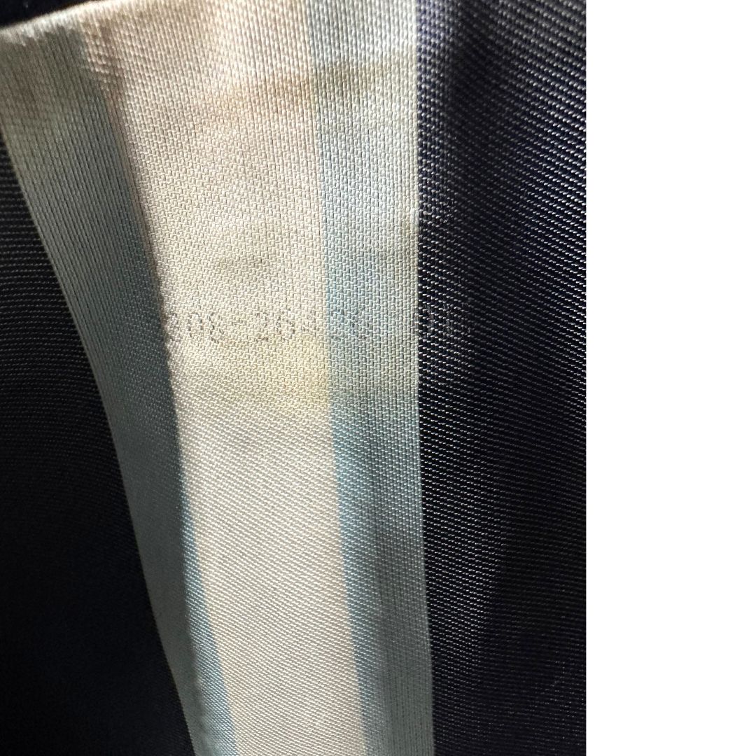 Codice di una borsa Fendi realizzata in tessuto blu navy con cuciture bianche a contrasto, manico leggermente regolabile e con parti metalliche argentate. Iconico logo effetto marble sulla chiusura della patta. Indossabile a spalla.