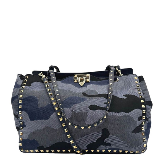 Borsa V.G. in tessuto camouflage nelle tonalità del blu rifinita con parti metalliche dorate e borchie piramidali; munita di doppi manici e una tracolla amovibile, front
