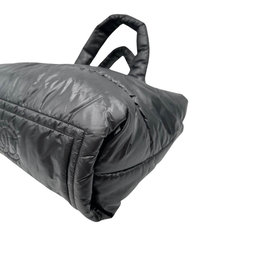 Angolo di una borsa Chanel in tessuto impermeabile matelassé nero, con metalleria argentata. Munita di dustbag e card d'autenticità. Da indossare a spalla.