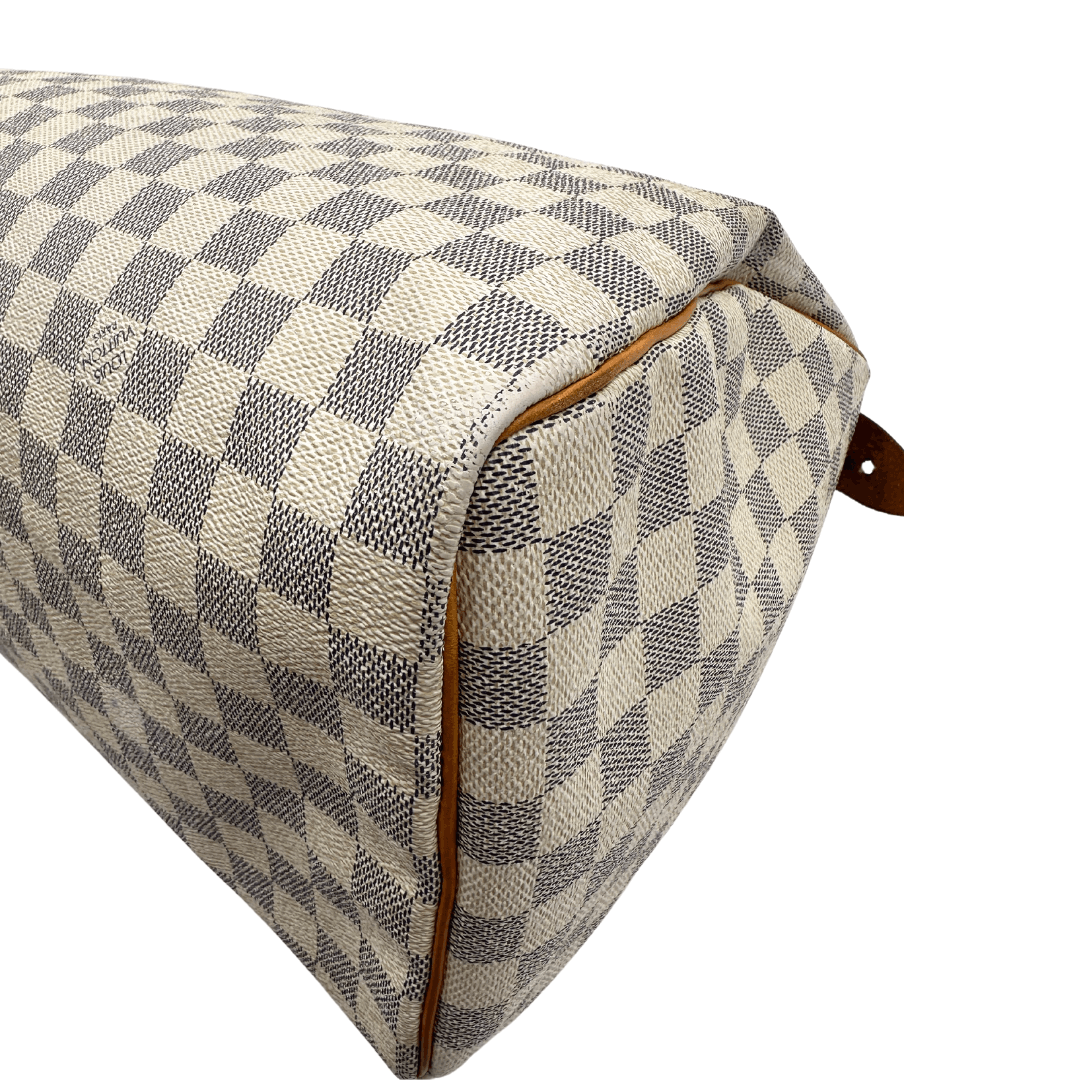 Angolo di un bauletto Speedy 35 Louis Vuitton in canvas Damier Azur con finiture in vacchetta naturale e parti metalliche dorate.