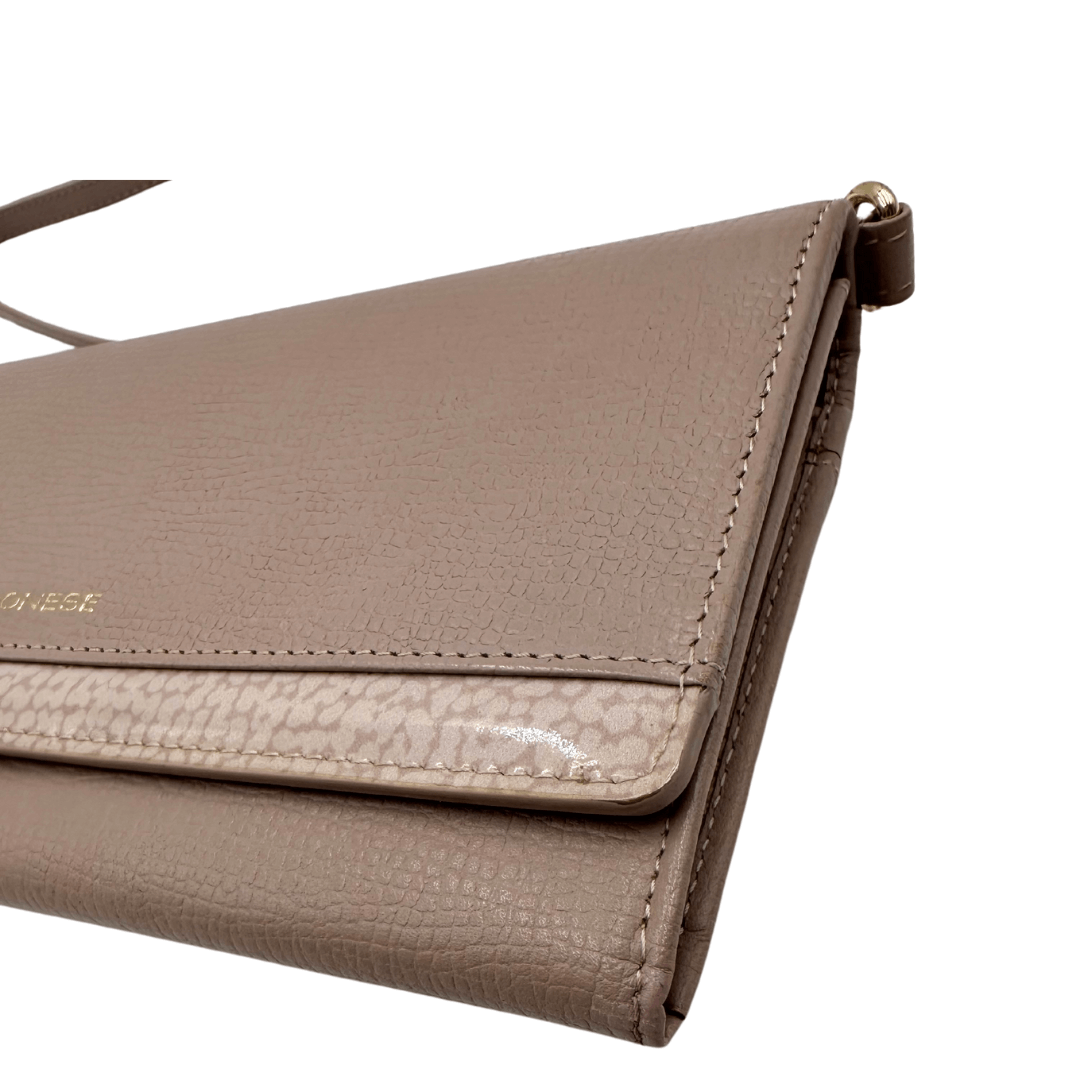 Wallet Borbonese in pelle rosa nude con dettaglio in trama occhio di pernice e parti metalliche dorate. Munita di una tracolla amovibile. Completo di dustbag. Originale, usato, in condizioni ottime.