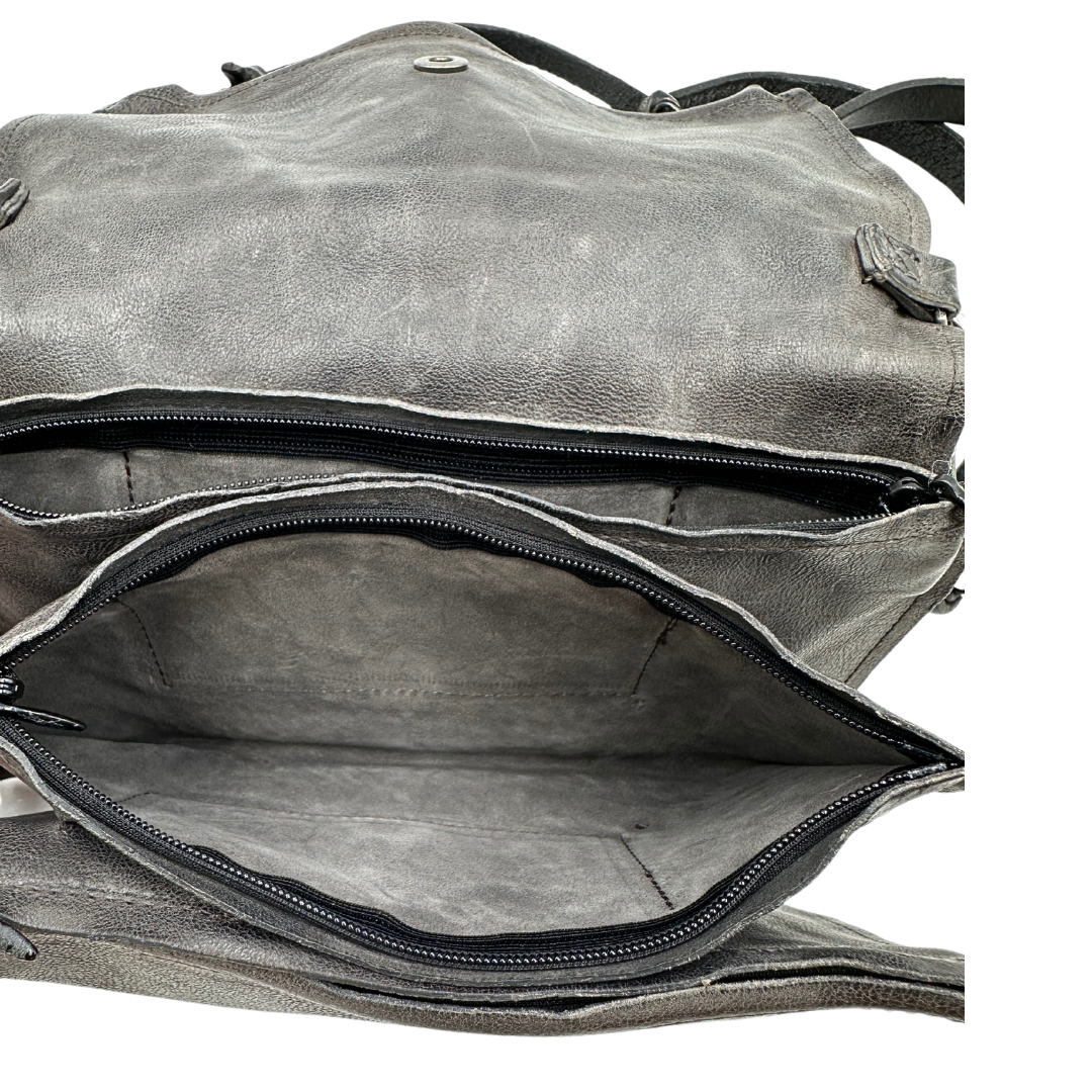 Borsa A. S. 98 in pelle grigia con parti metalliche argentate; munita di una tracolla regolabile e amovibile