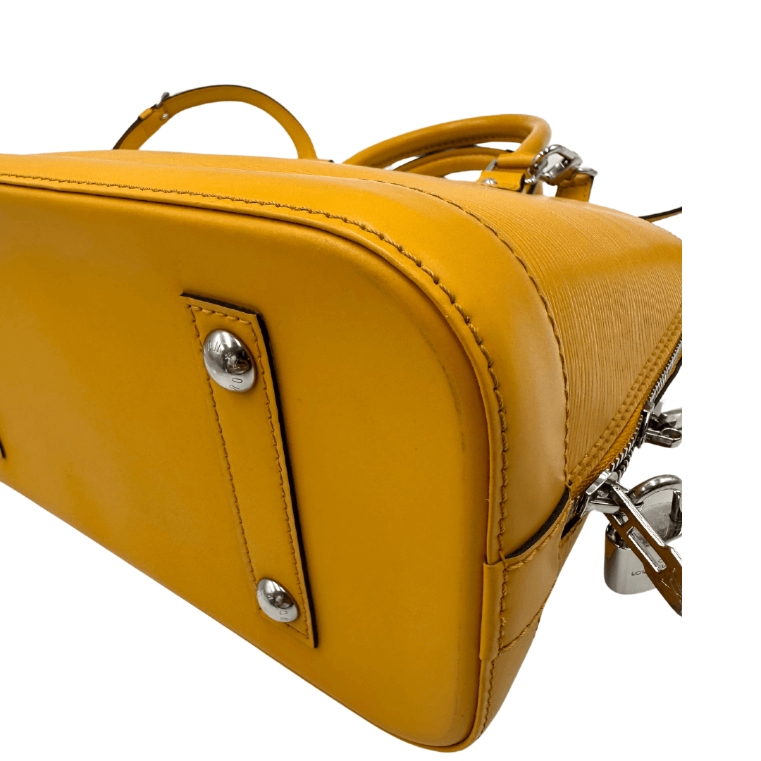 Alma PM Louis Vuitton in pelle epi gialla con parti metalliche argentate; munita di doppi manici e una tracolla amovibile e regolabile.