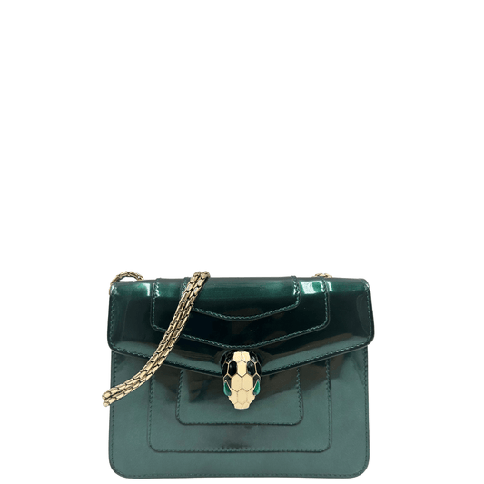 Front Borsa Bulgari Serpenti Forever in pelle verniciata verde, decoro serpente sulla chiusura. Con tracolla scorrevole amovibile e hardware dorato. Indossabile a tracolla, a spalla, e pure a mano.