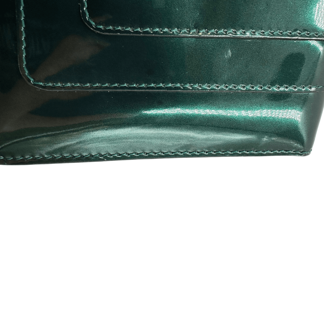 Borsa Bulgari Serpenti Forever in pelle verniciata verde, decoro serpente sulla chiusura. Con tracolla scorrevole amovibile e hardware dorato. Indossabile a tracolla, a spalla, e pure a mano.