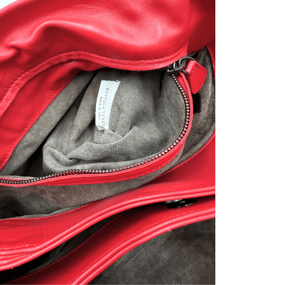 interno della Borsa Bottega Veneta in pelle rossa intrecciata con parti metalliche grigio scuro satinato; munita di chiavi in clochette pendente, doppi manici e una tracolla
